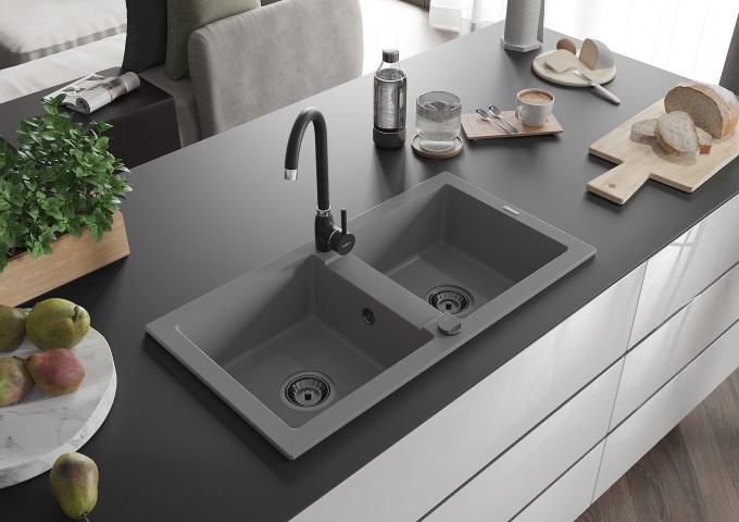 Baterii de bucătărie sub fereastră negre